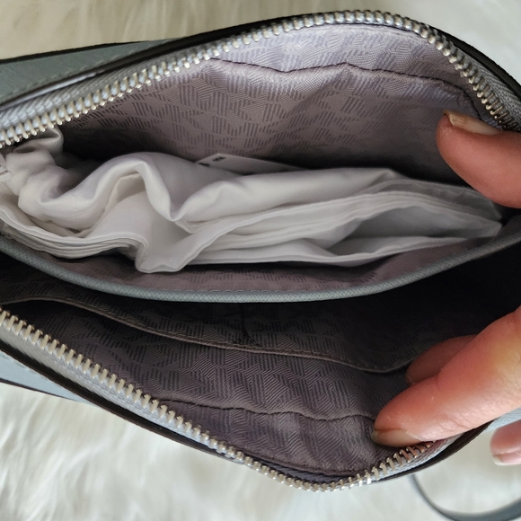 BNWT AUTHENTIC MICHAEL KORS  Ginny Leather Crossbody  with dust bag - Picture 4 of 16